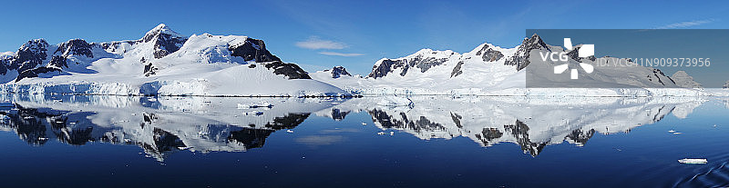 南极洲金色海湾的雪山图片素材