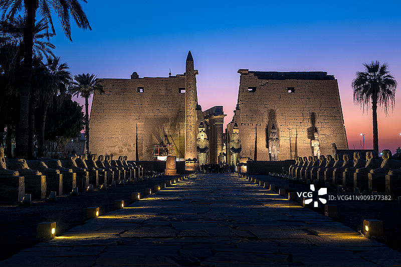 埃及卢克索神庙日落后的正面照图片素材