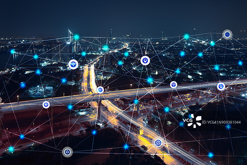 夜间城市与通信图标和网络线混合媒体概念背景图片素材