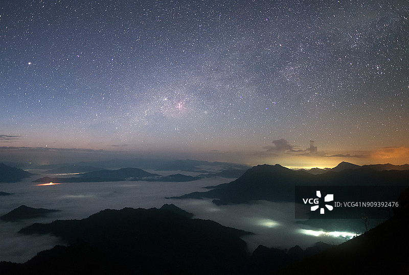 富西岛山上的银河图片素材