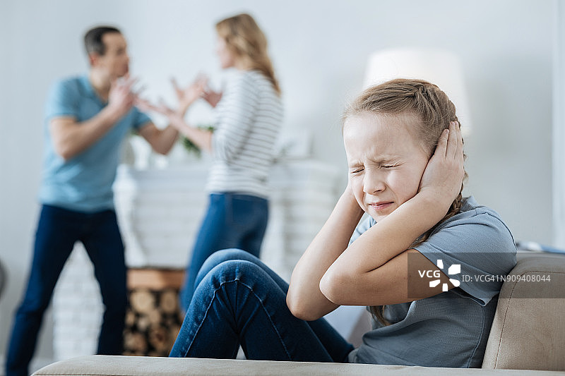 害怕的学童捂住耳朵图片素材