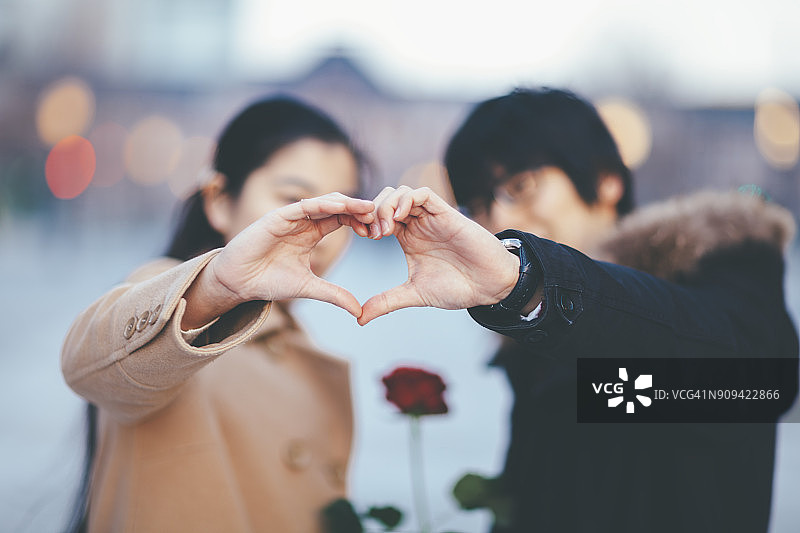 情侣用手比心图片素材