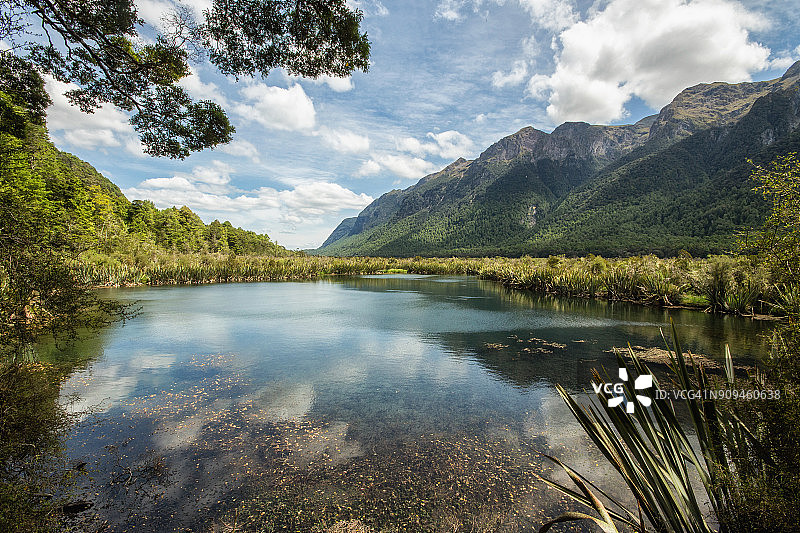 新西兰峡湾国家公园的镜湖图片素材