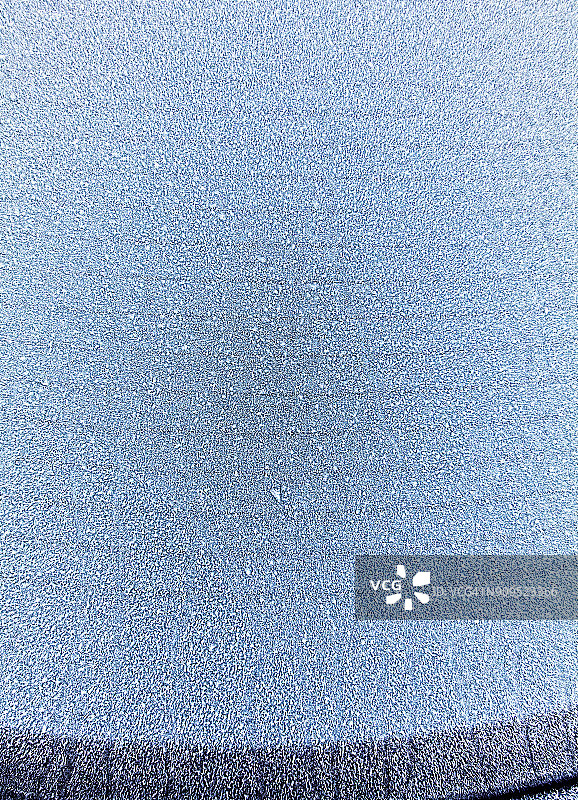 冰冻的汽车后挡风玻璃图片素材