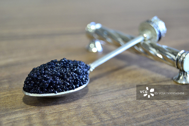 银勺中的黑鱼子酱图片素材