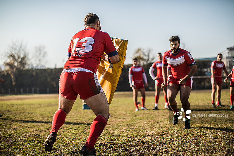 在橄榄球场上进行拦截训练图片素材