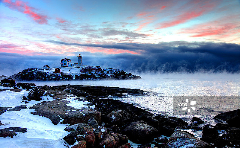 北冰洋烟雾中的纳布尔灯塔图片素材