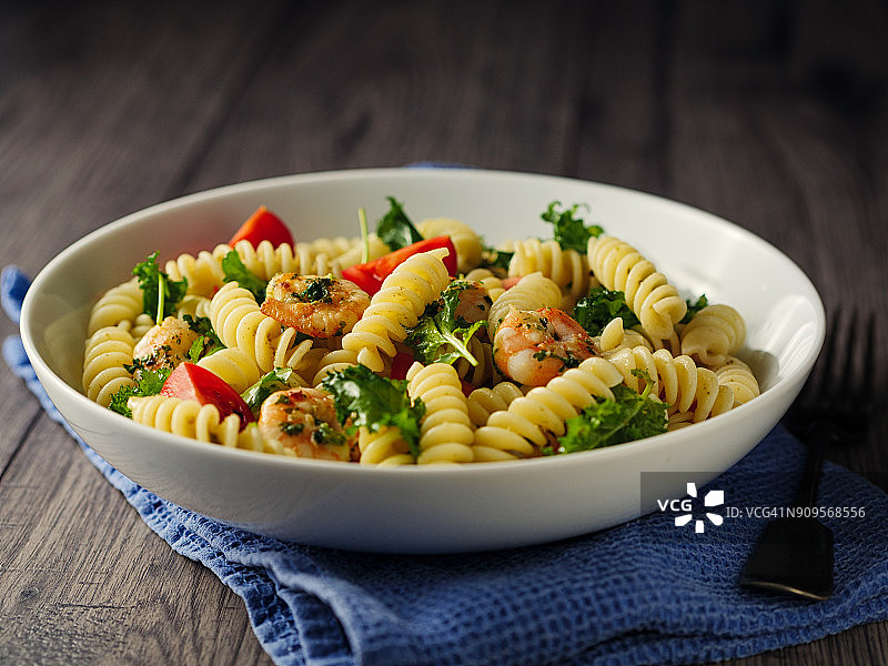 健康意面沙拉配烤大虾图片素材