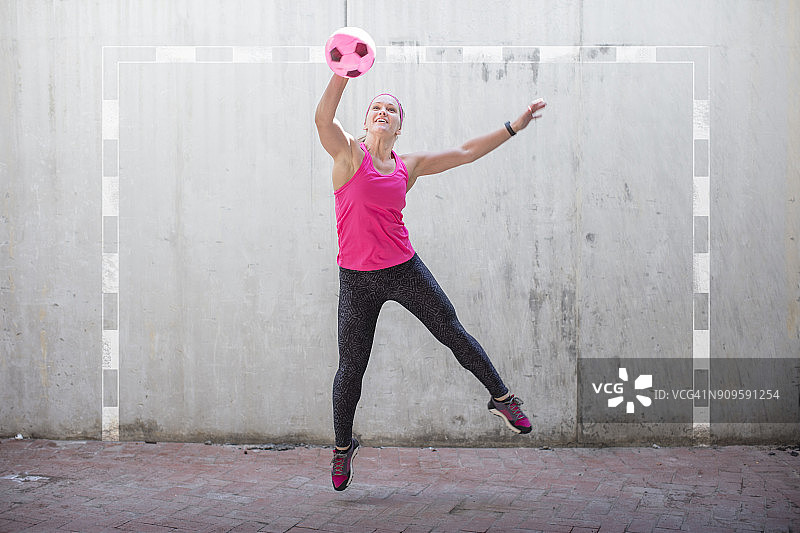 女子跳起接球图片素材