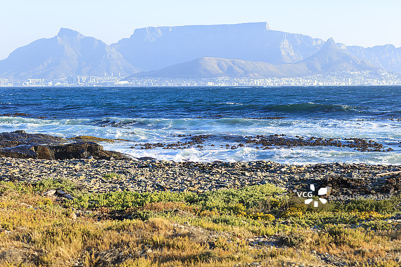 南非开普敦罗本岛海滨浪涛眺望桌山图片素材