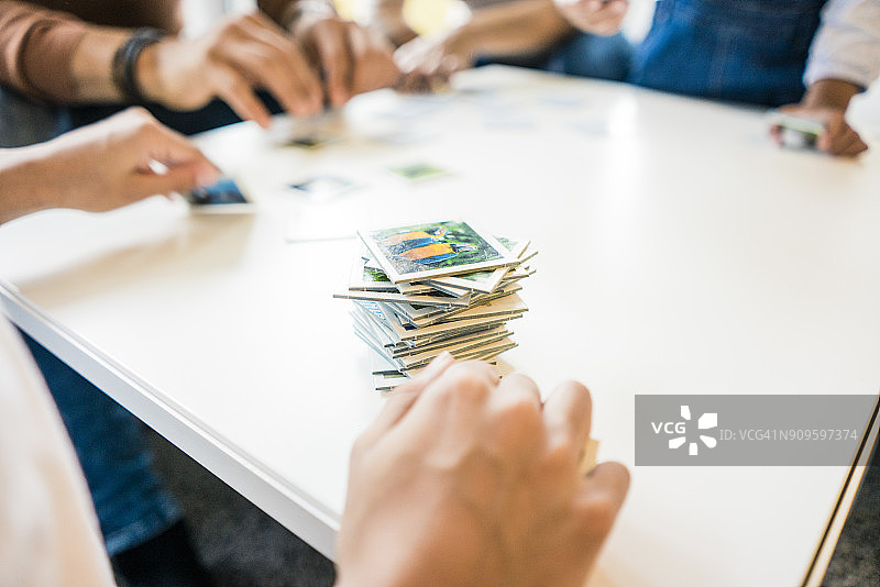 一家人坐在沙发上玩记忆游戏图片素材