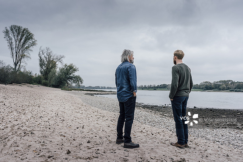 父子在莱茵河畔散步交谈图片素材