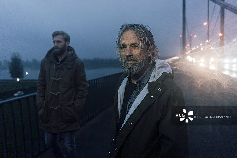 父子在桥上会面，讨论商务图片素材