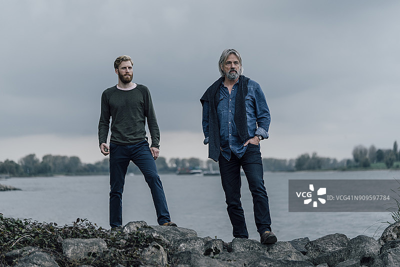 秋天，父子在莱茵河畔相遇交谈图片素材