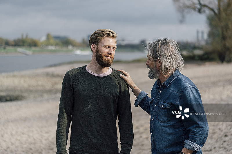 父子户外相遇交谈图片素材