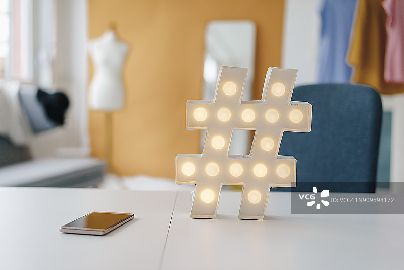 时装工作室桌子上发光的#符号图片素材