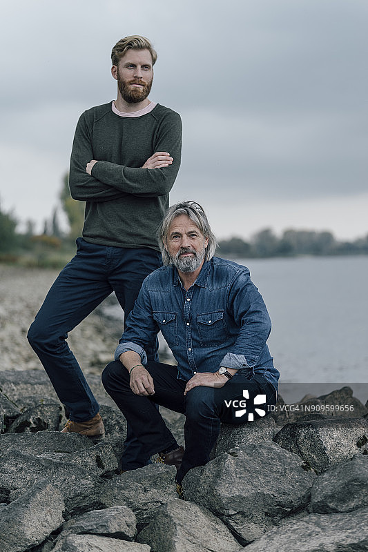 父子在户外一起度过时光，在石头上休息图片素材