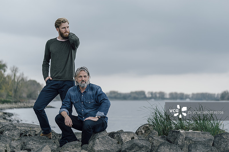 父子在户外一起度过时光，在石头上休息图片素材