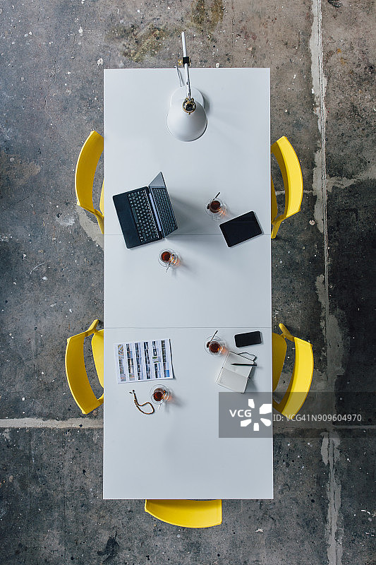 俯视角度的会议桌，土耳其茶、念珠、平板电脑、智能手机、笔记本电脑图片素材