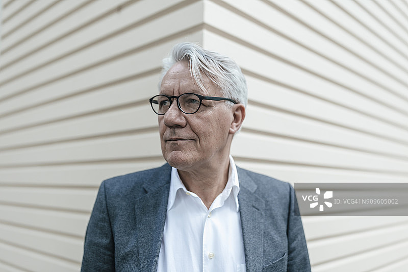 一位资深商人的肖像图片素材