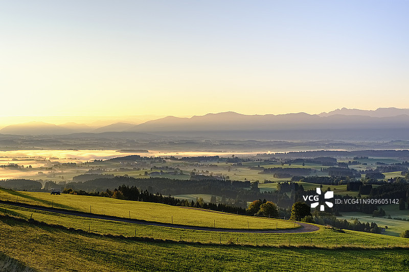 德国巴伐利亚上巴伐利亚阿尔高普法芬温克尔从贝尔恩博伊伦附近的奥尔贝格看到的日出景色图片素材