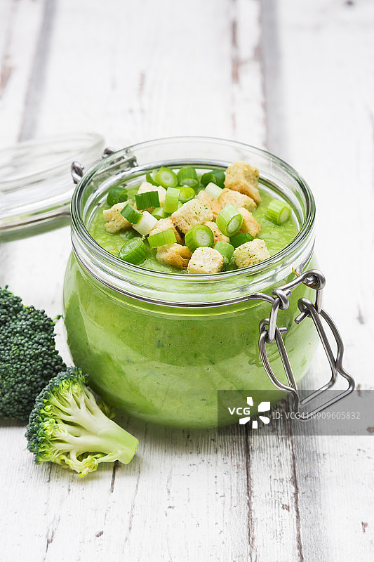 西兰花汤和面包丁图片素材