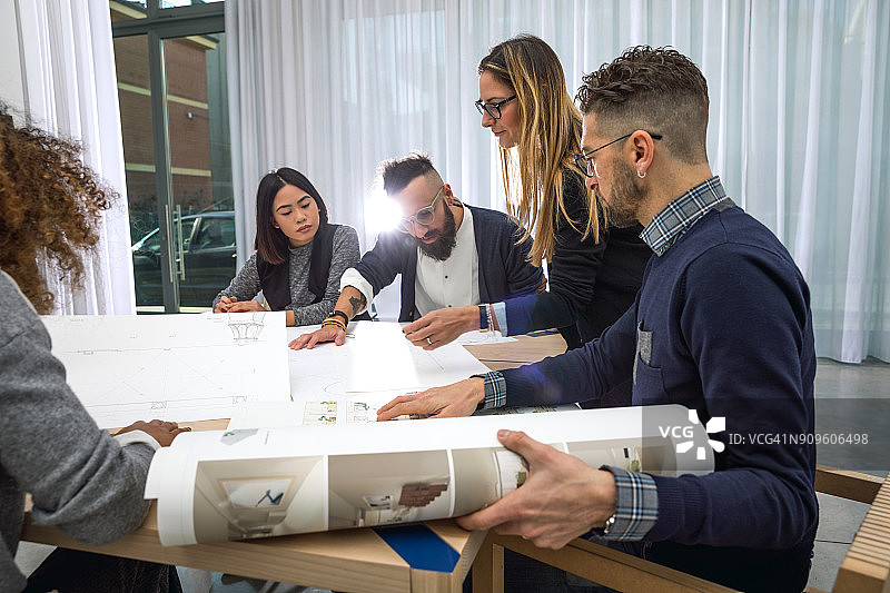 创意团队在办公室工作到深夜，女CEO领导运营图片素材