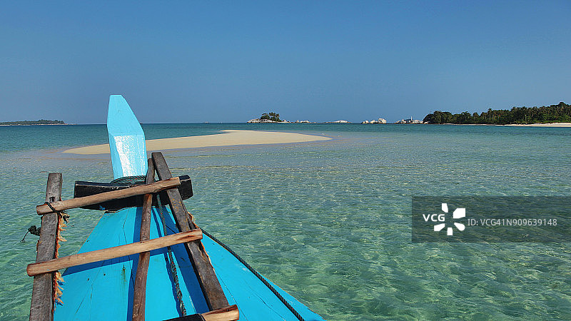 停靠在沙滩上的木制帆船图片素材