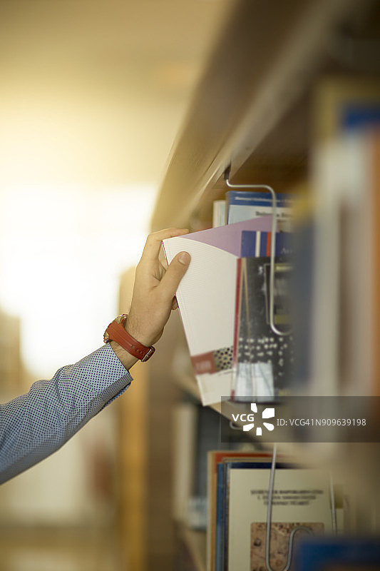 学生查找书籍图片素材