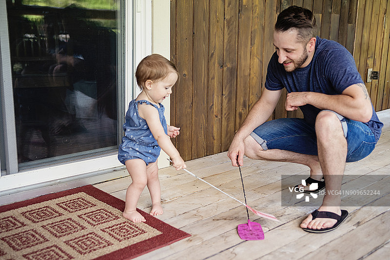 千禧一代家庭在夏季户外住宅放松图片素材