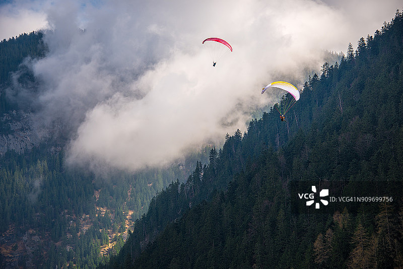 在瑞士阿尔卑斯山上空的滑翔伞图片素材
