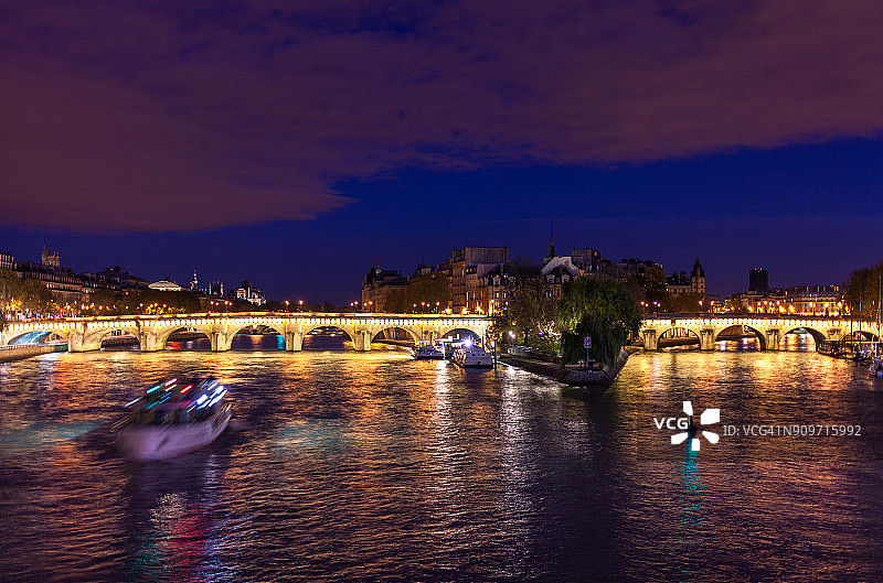 夜幕下的巴黎西岱岛图片素材