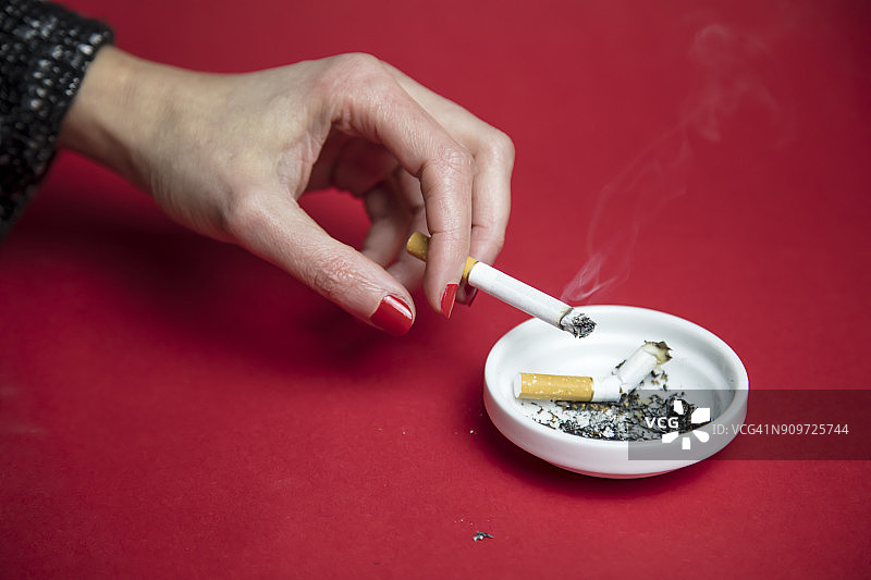 吸烟的女人图片素材