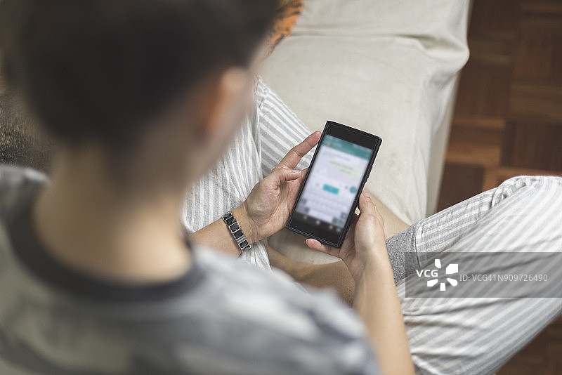 使用智能手机的女人图片素材