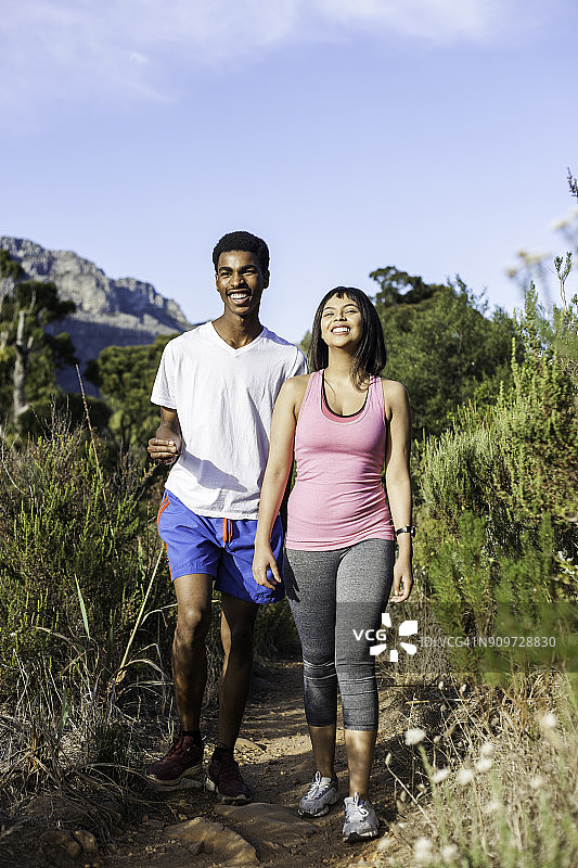朋友们一起爬山图片素材