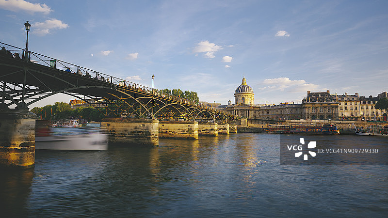 巴黎日落时分的艺术桥图片素材