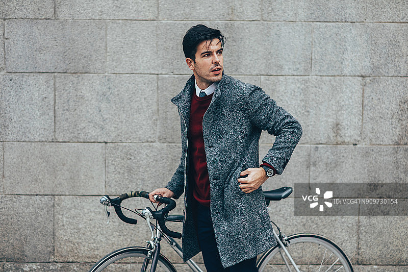 男人在户外推着自行车图片素材