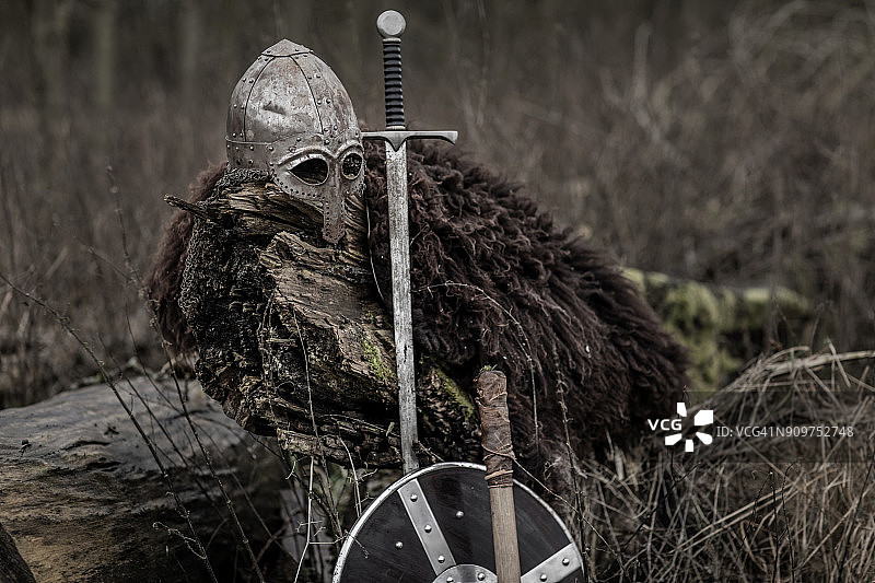 冬季森林中的维京装备图片素材