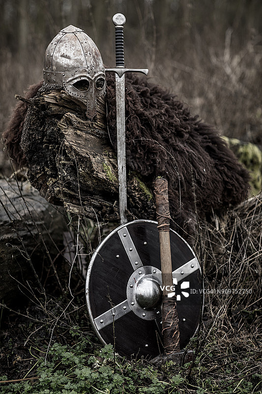 冬季森林中的维京装备图片素材