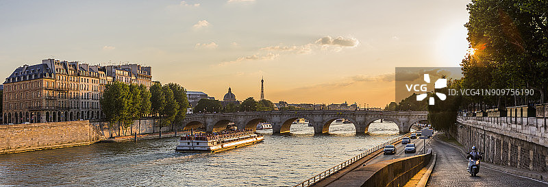 塞纳河：新桥附近的观光游船图片素材