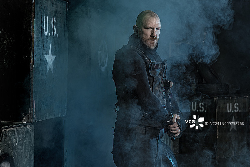 特警队成员在黑暗的室内城市环境中进行军用格斗术训练图片素材