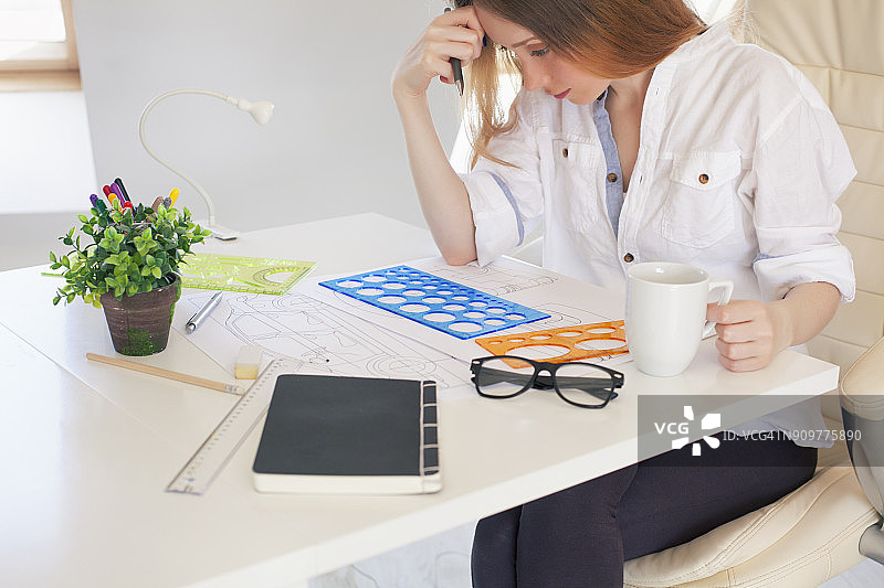 遇到问题的年轻设计师图片素材