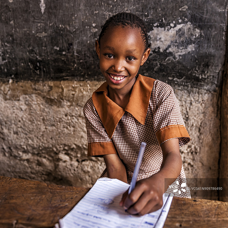 非洲小女孩在肯尼亚孤儿院学习英语图片素材