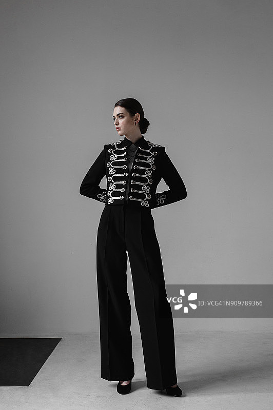 在工作室摆姿势的漂亮时尚女性图片素材