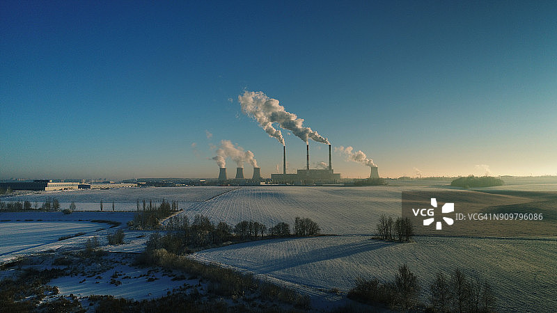 恶劣的生态环境：寒冷冬日里大城市附近的火力发电厂图片素材