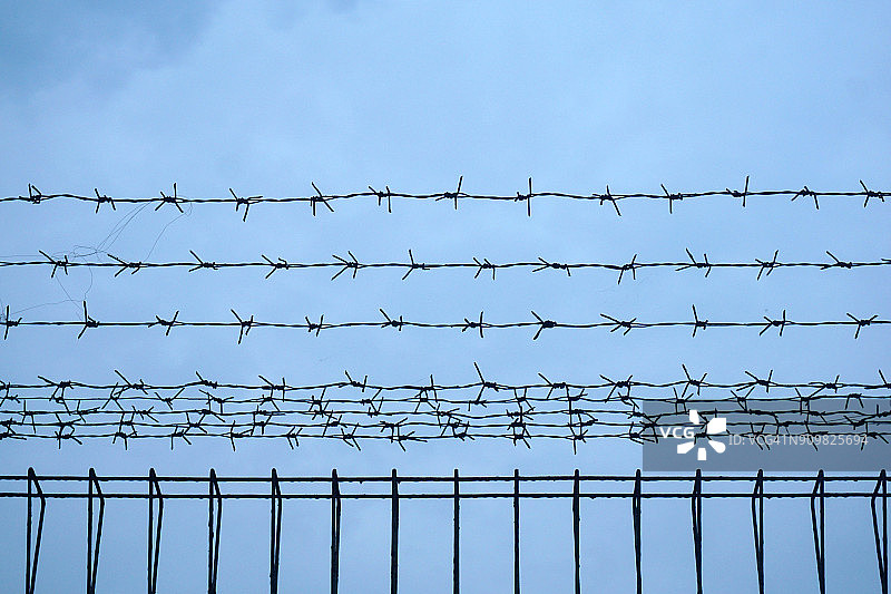 围栏与带刺铁丝网图片素材