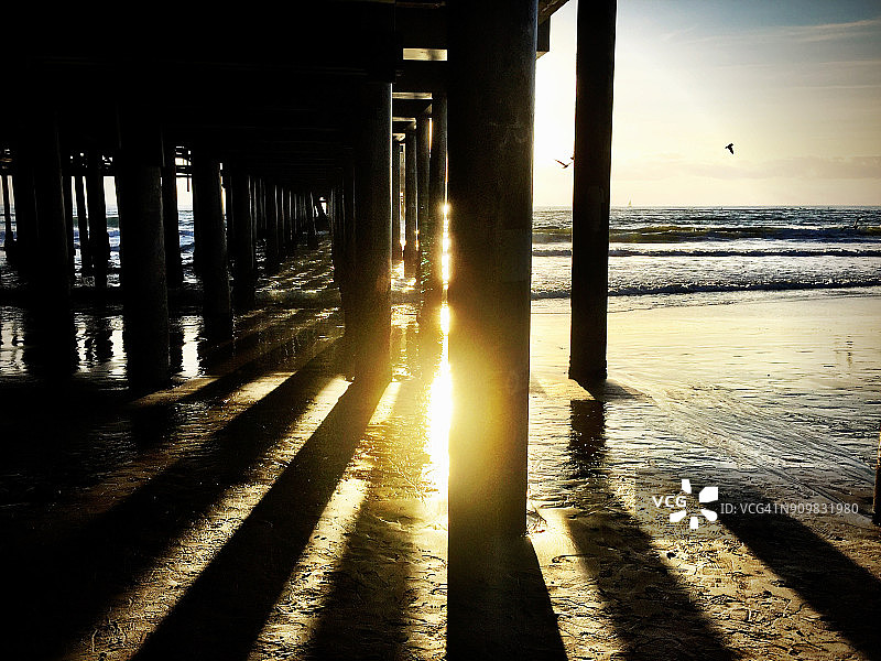 从加利福尼亚州洛杉矶圣莫尼卡码头看到的日落图片素材