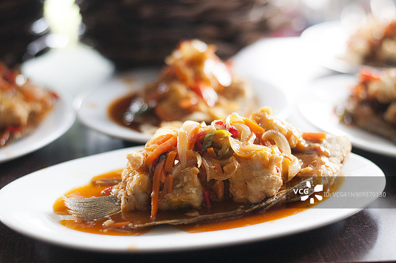 白色盘子里的食物图片素材