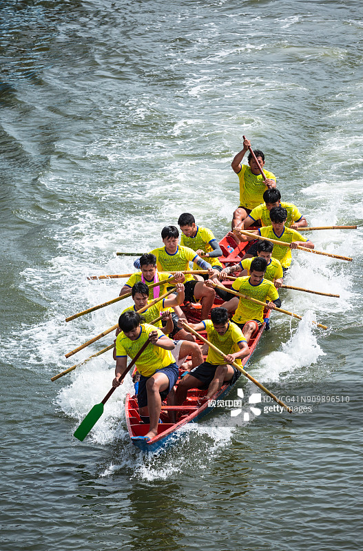 泰国桐艾府的传统竹筏竞渡图片素材