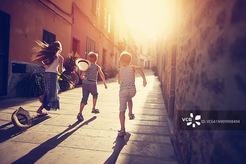 地中海街道上玩捉迷藏的孩子图片素材